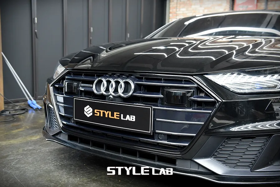Audi A7のカーラッピング事例|クローム除去で精悍な印象に 施工写真 4-1