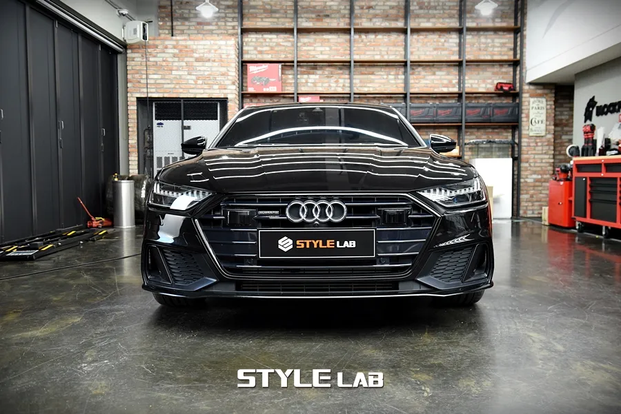 Audi A7のカーラッピング事例|クローム除去で精悍な印象に 施工写真 1-2