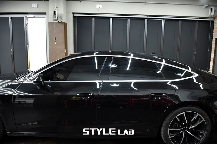 Audi A7のカーラッピング事例|クローム除去で精悍な印象に 施工写真 2-2