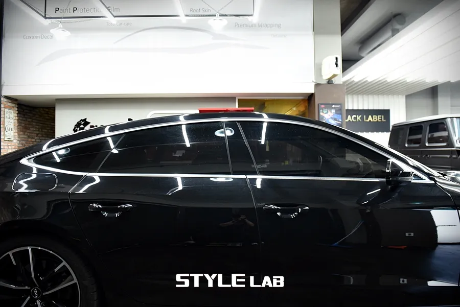 Audi A7のカーラッピング事例|クローム除去で精悍な印象に 施工写真 3-2