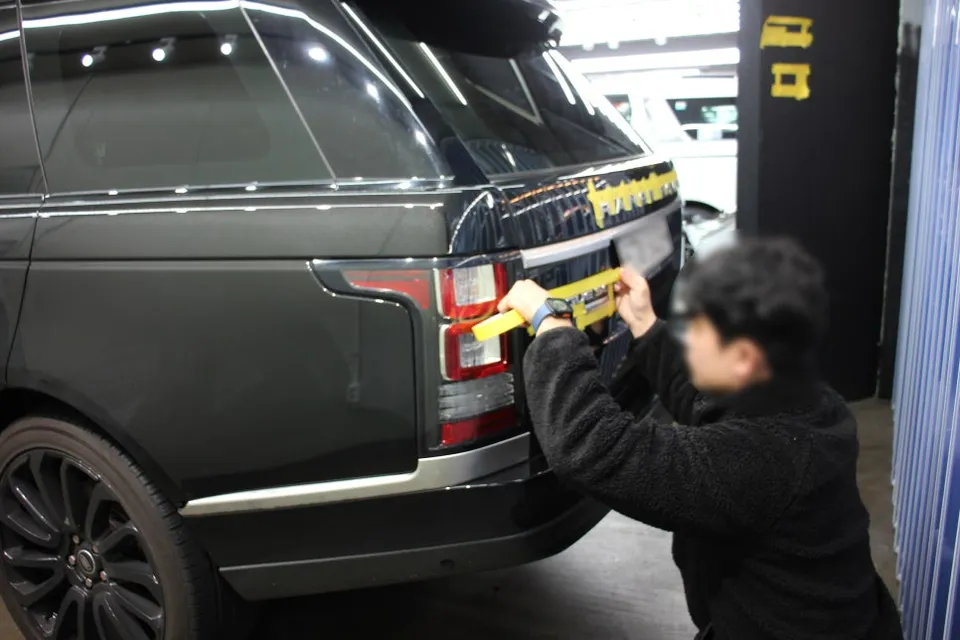 Land Rover Vogueのカーラッピング事例｜クロームパーツのイメージチェンジ 施工写真 1-2