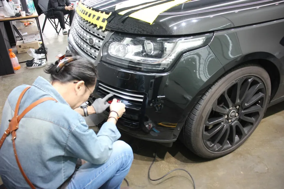 Land Rover Vogueのカーラッピング事例｜クロームパーツのイメージチェンジ 施工写真 3-3