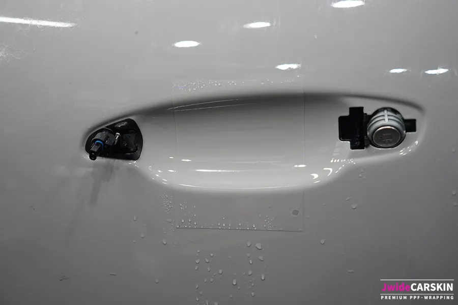 Porsche Cayenne PPF施工事例｜傷防止と美観維持 施工写真 1-2