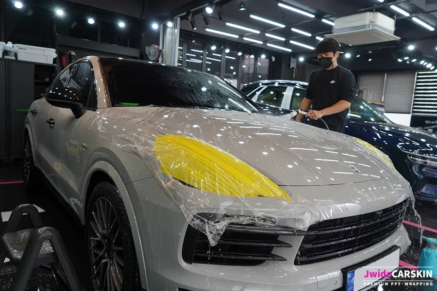 Porsche Cayenne PPF施工事例｜傷防止と美観維持 施工写真 3-3