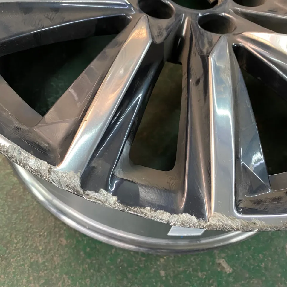 Cadillac Escalade wheel repair - Cadillac Escalade Wheel Repair & Painting Review - Restored to Pe photo 3