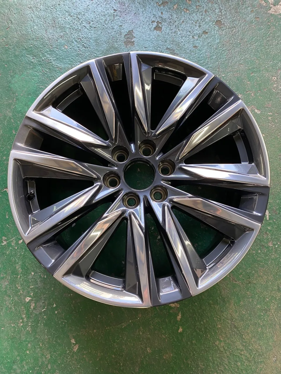 Cadillac Escalade wheel repair - Cadillac Escalade Wheel Repair & Painting Review - Restored to Pe photo 4