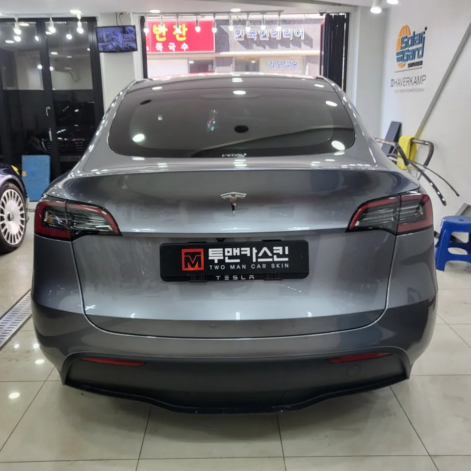 Tesla Model Yのカーラッピング事例|実例と費用目安 施工写真 1-2
