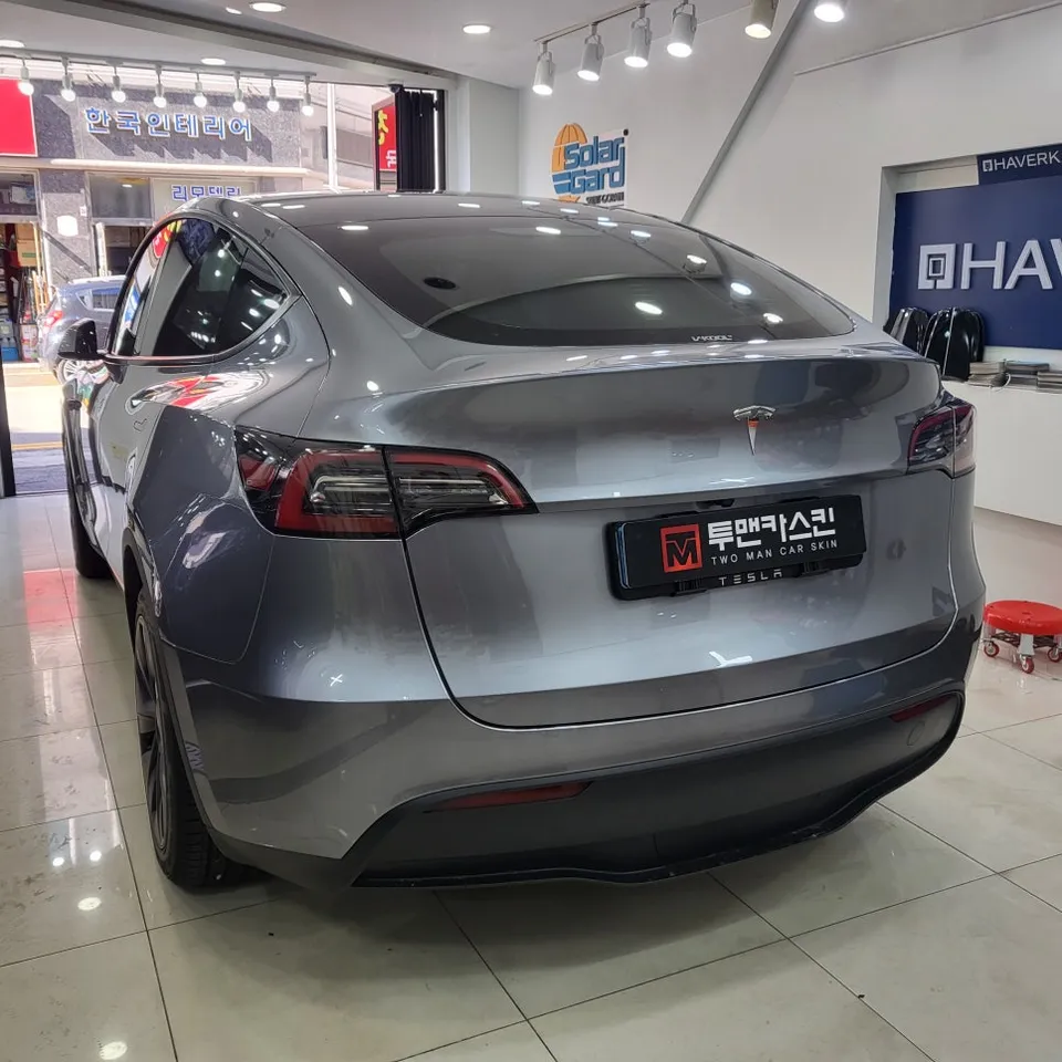 Tesla Model Yのカーラッピング事例|実例と費用目安 施工写真 2-2