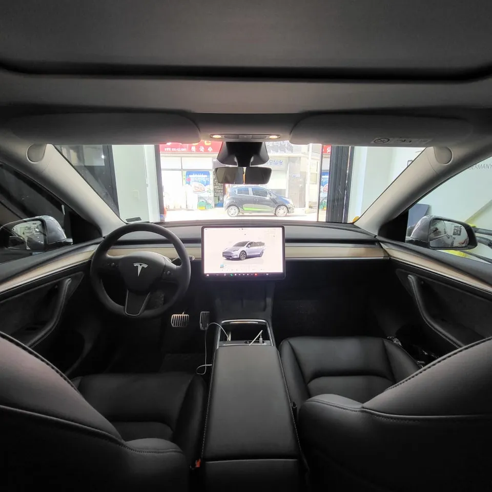 Tesla Model Yのカーラッピング事例|実例と費用目安 施工写真 1-3