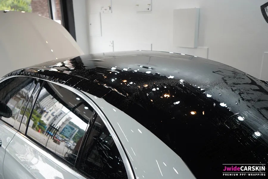 Mercedes-Benz EクラスのPPF施工事例｜ルーフトップのドレスアップ効果 施工写真 2-1