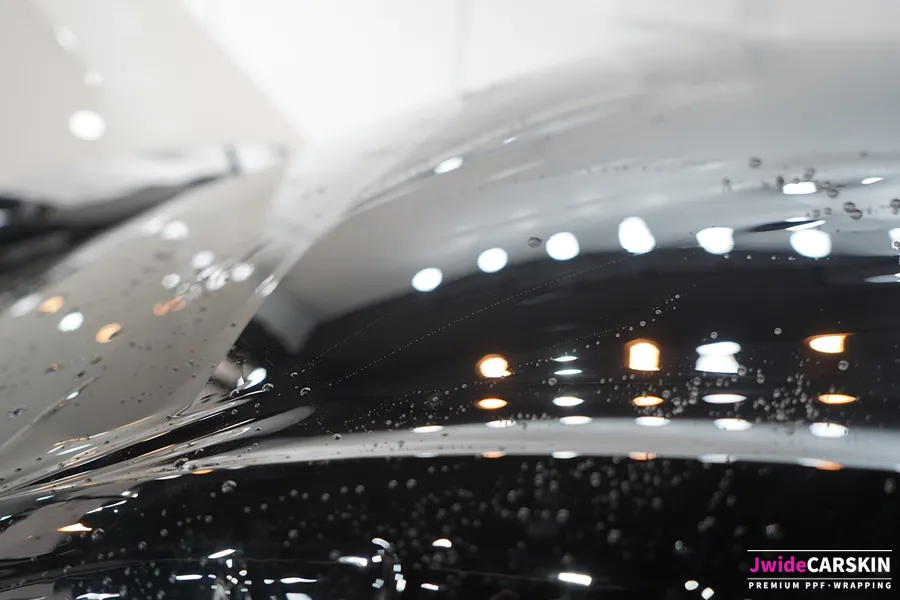 Mercedes-Benz EクラスのPPF施工事例｜ルーフトップのドレスアップ効果 施工写真 3-1
