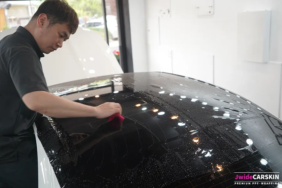Mercedes-Benz EクラスのPPF施工事例｜ルーフトップのドレスアップ効果 施工写真 1-3