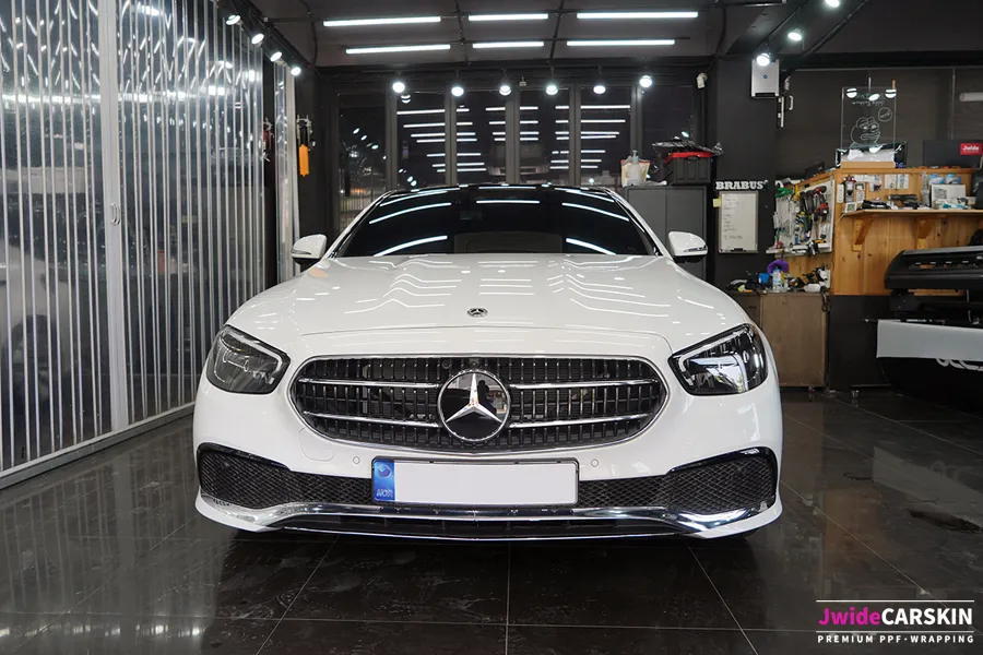 Mercedes-Benz EクラスのPPF施工事例｜ルーフトップのドレスアップ効果 施工写真 2-3