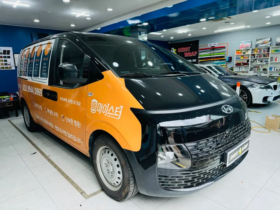 Hyundai Stariaのカーラッピング事例|広告剥がしと再施工 施工写真 1-2