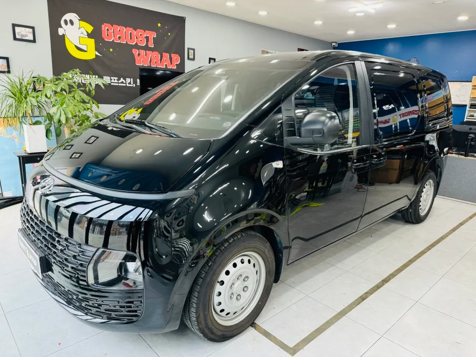 Hyundai Stariaのカーラッピング事例|広告剥がしと再施工 施工写真 2-3