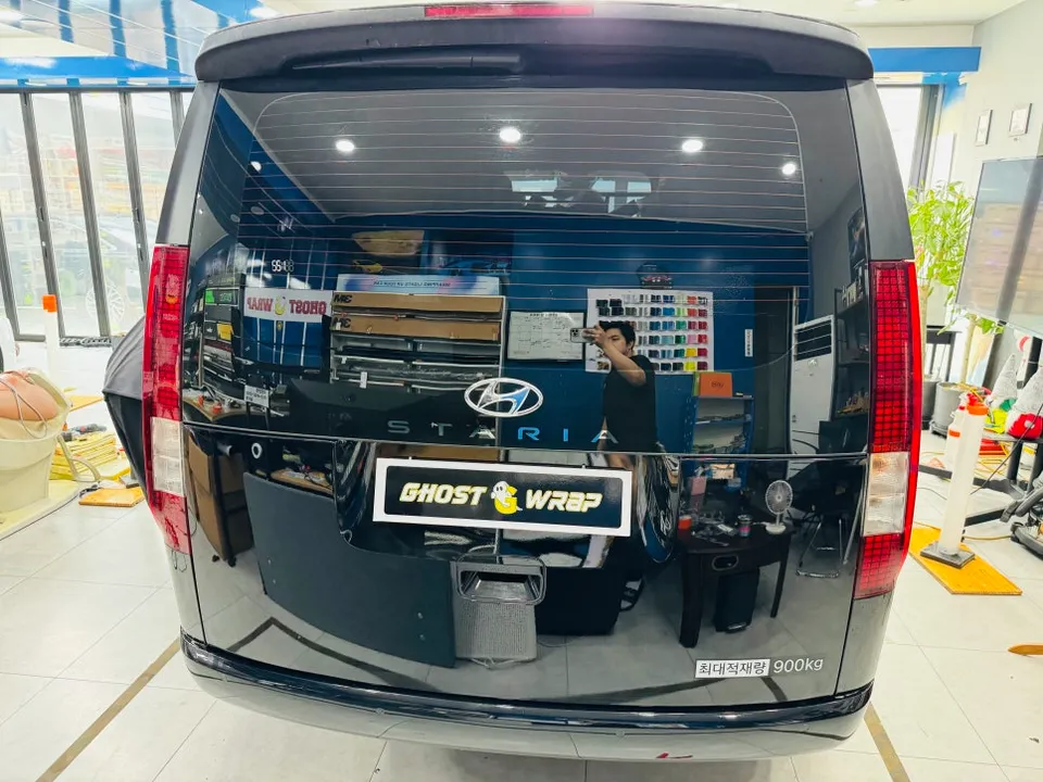 Hyundai Stariaのカーラッピング事例|広告剥がしと再施工 施工写真 3-3