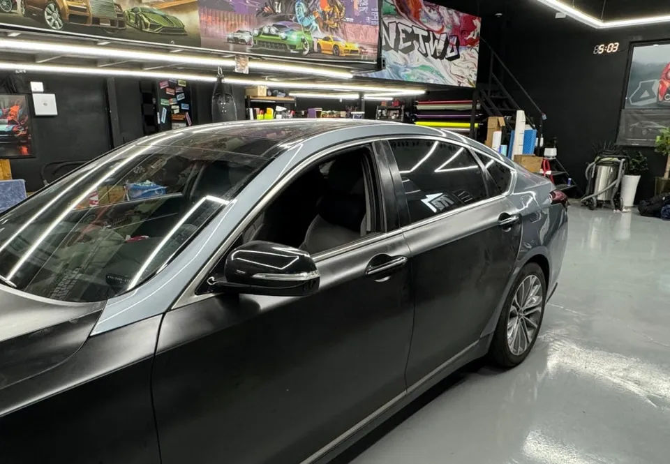 Genesis G80のカーラッピング事例｜サテンブラックの美しさ 施工写真 1-1
