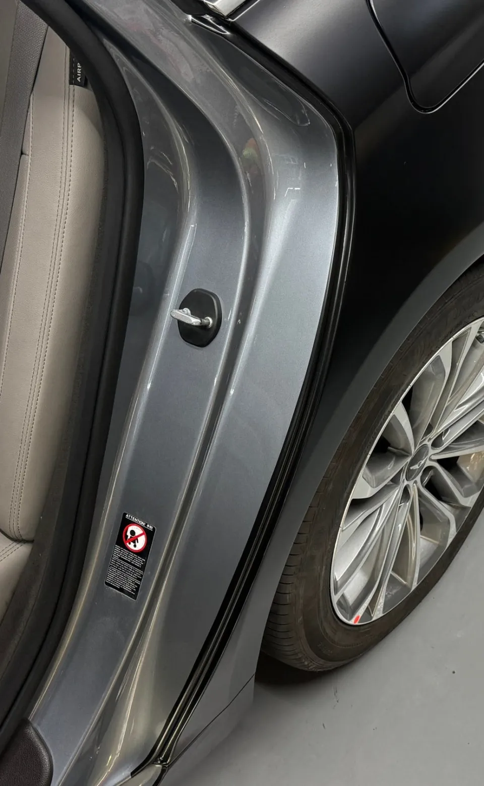 Genesis G80のカーラッピング事例｜サテンブラックの美しさ 施工写真 3-2