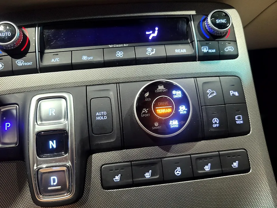 Hyundai Palisadeのドライブレコーダー取付事例 施工写真 4-1