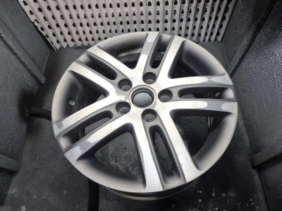 Volkswagen Golfのホイールリペア・塗装事例 施工写真 3-2
