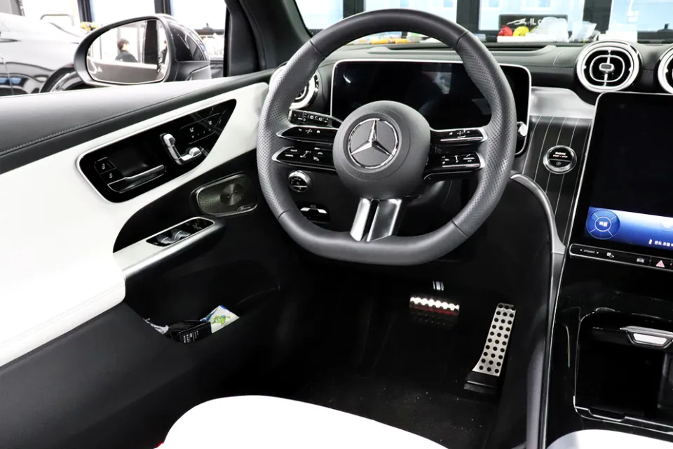 Mercedes-Benz GLC ambient lighting installation result