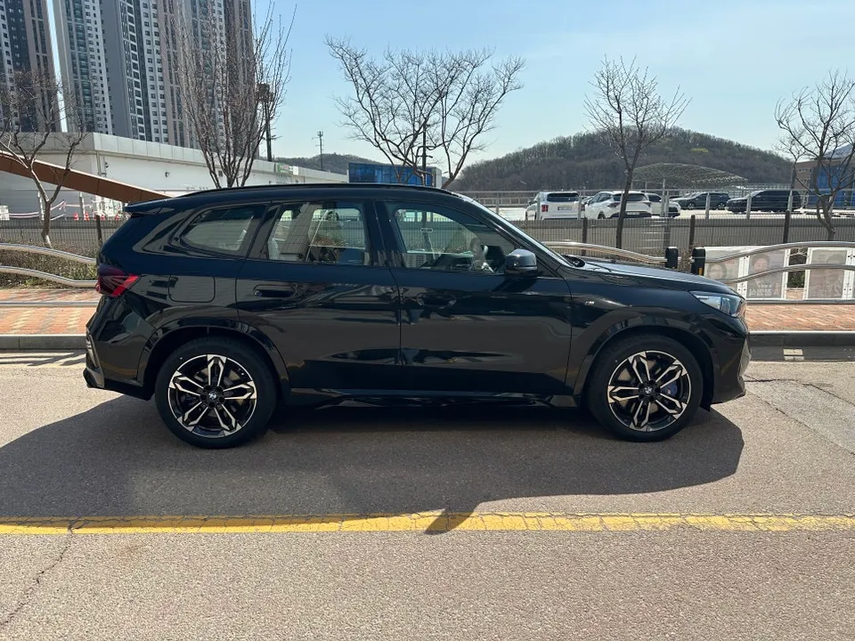 BMW X1のカーラッピング事例|キドニーグリルをブラックに 施工写真 1-1
