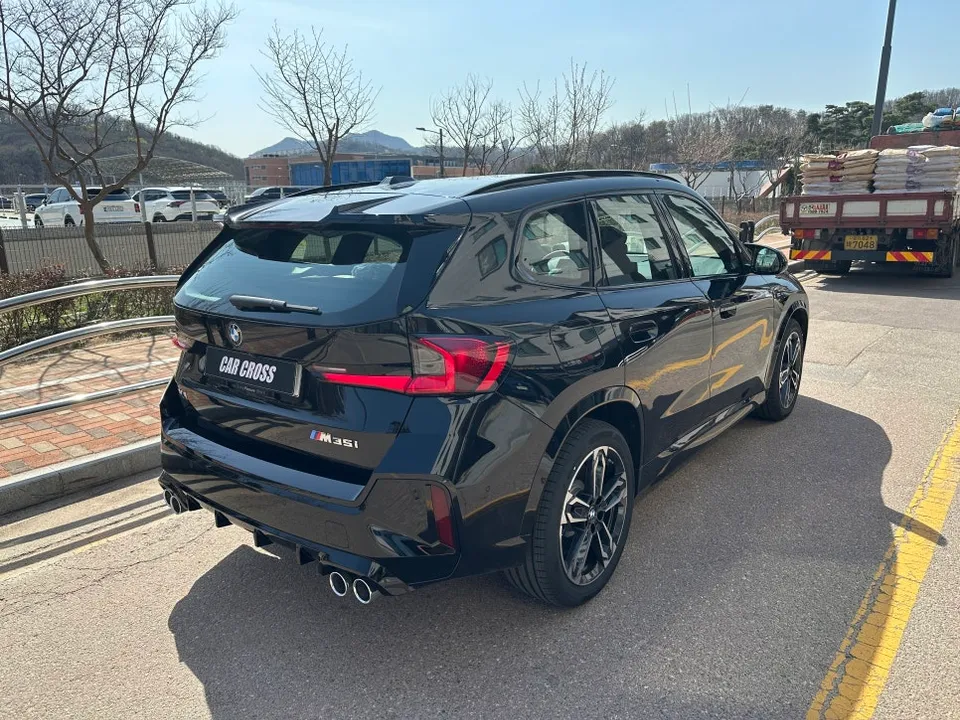 BMW X1のカーラッピング事例|キドニーグリルをブラックに 施工写真 2-1