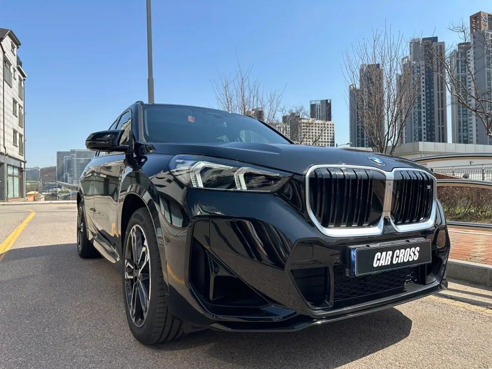 BMW X1のカーラッピング事例|キドニーグリルをブラックに 施工写真 1-2
