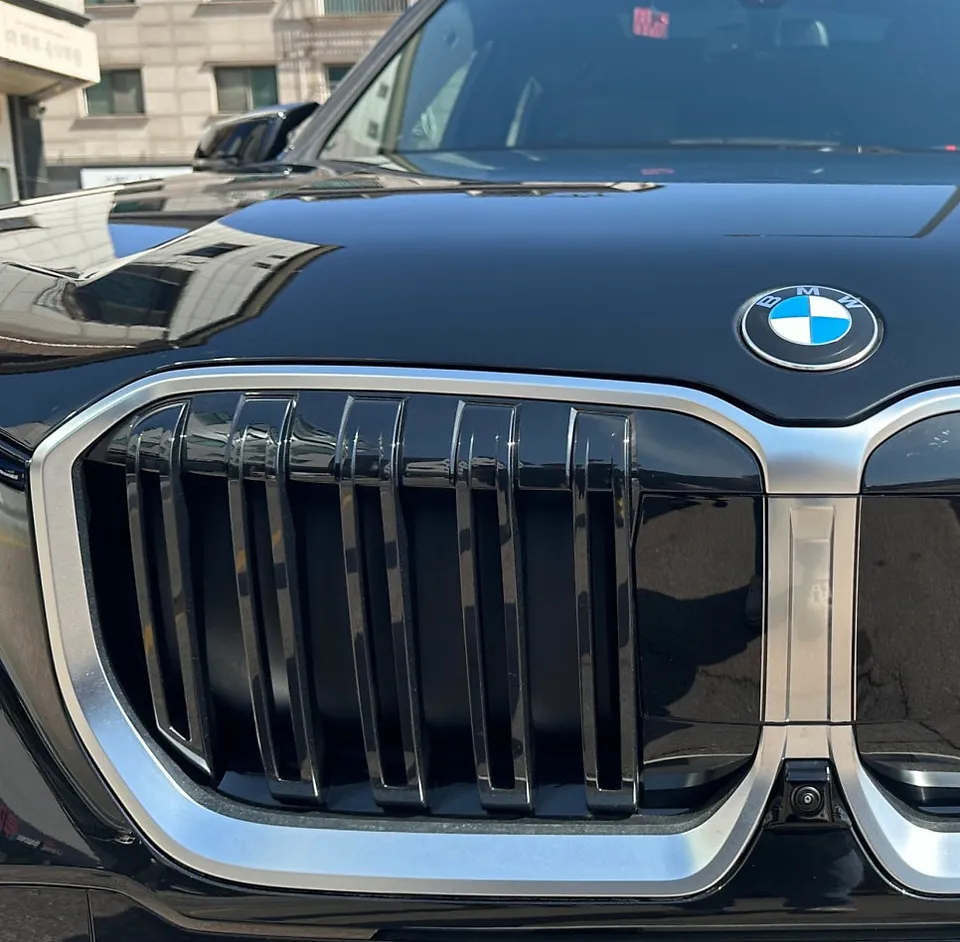 BMW X1のカーラッピング事例|キドニーグリルをブラックに 施工写真 2-2
