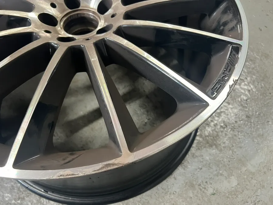 Mercedes-Benz GLEのホイールリペア・塗装事例 施工写真 3-2