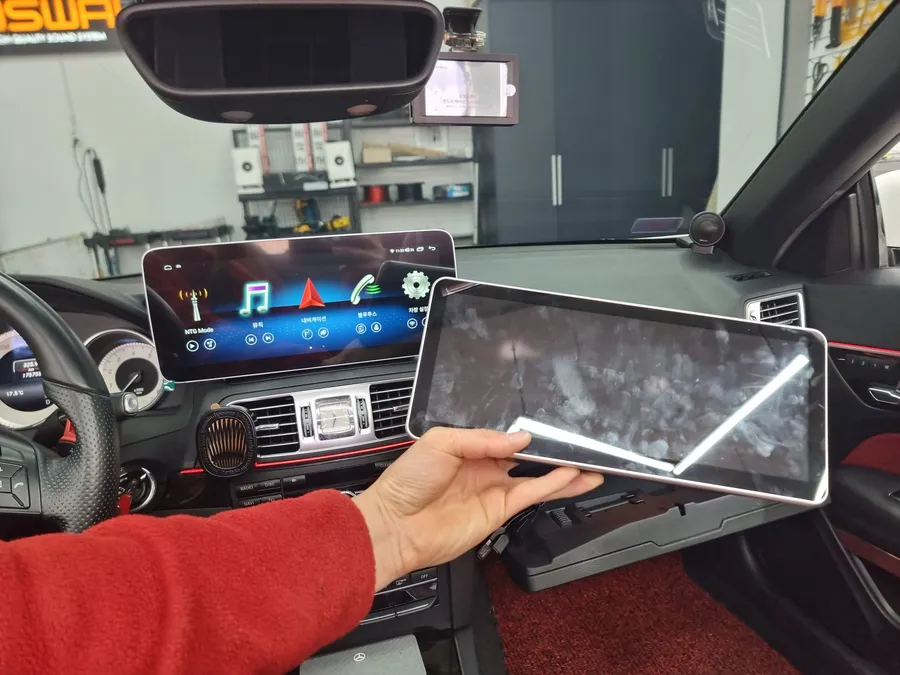 Mercedes-Benz E-ClassのAndroid Auto・CarPlay取付事例 施工写真 1-2