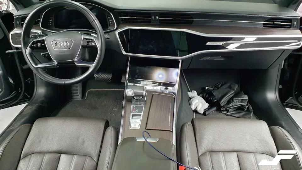 Audi A7のカーラッピング事例|内装の印象を変える 施工写真 3-1