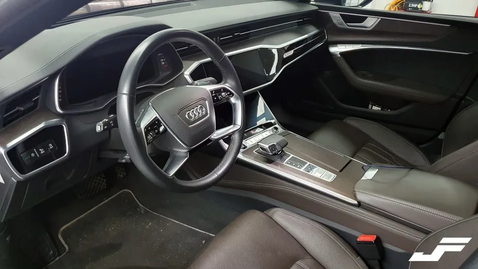 Audi A7のカーラッピング事例|内装の印象を変える 施工写真 1-2