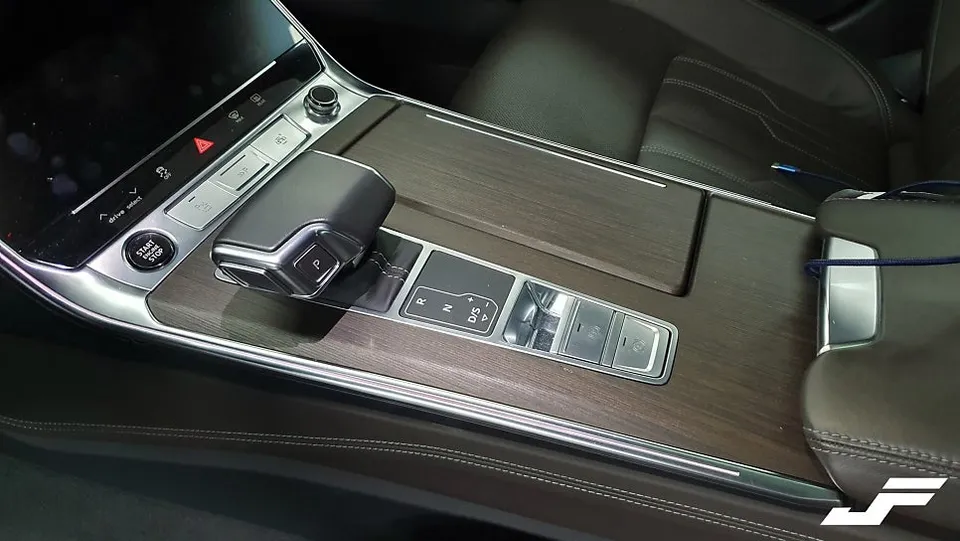 Audi A7のカーラッピング事例|内装の印象を変える 施工写真 1-3