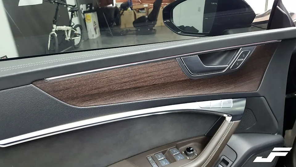 Audi A7のカーラッピング事例|内装の印象を変える 施工写真 3-3