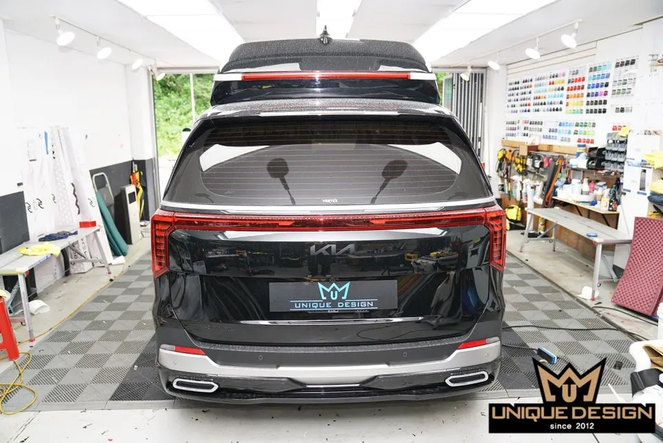 Kia Carnivalのカーラッピング事例:クロームパーツをブラックアウト 施工写真 1-2