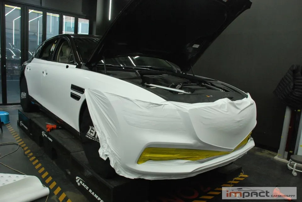 Genesis G80のカーラッピング事例|3Mサテンホワイト 施工写真 1-2