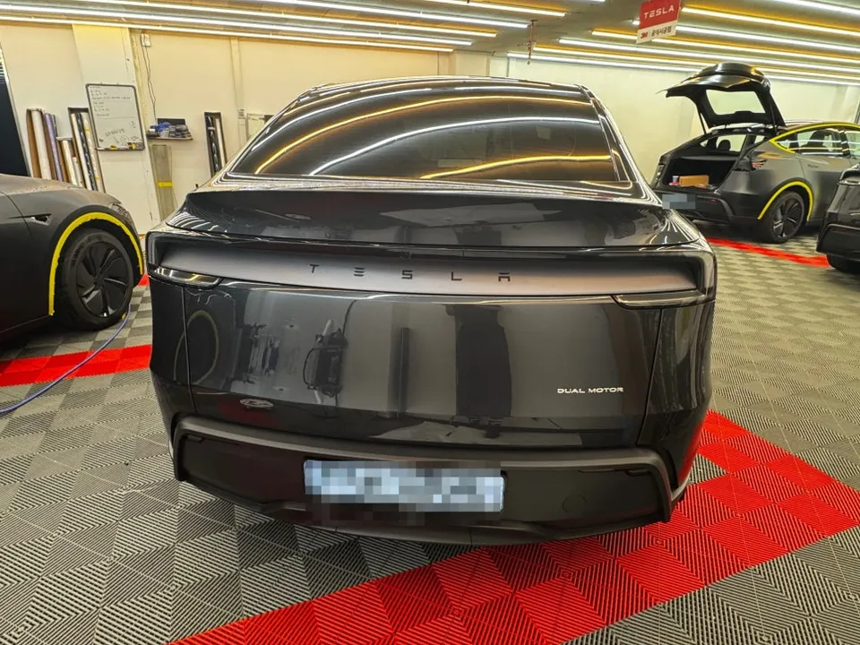 Tesla Model 3のPPF施工事例｜無光フィルムと計器パネル 施工写真 2-1