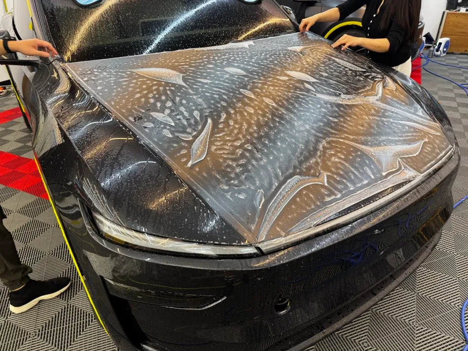 Tesla Model 3のPPF施工事例｜無光フィルムと計器パネル 施工写真 3-1
