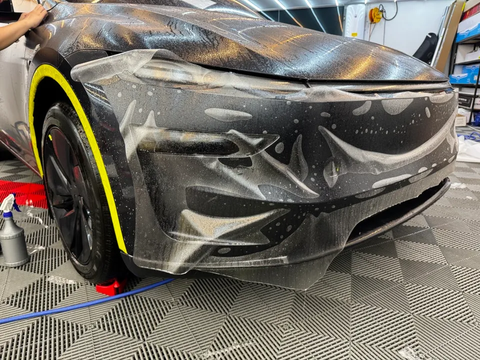 Tesla Model 3のPPF施工事例｜無光フィルムと計器パネル 施工写真 1-2