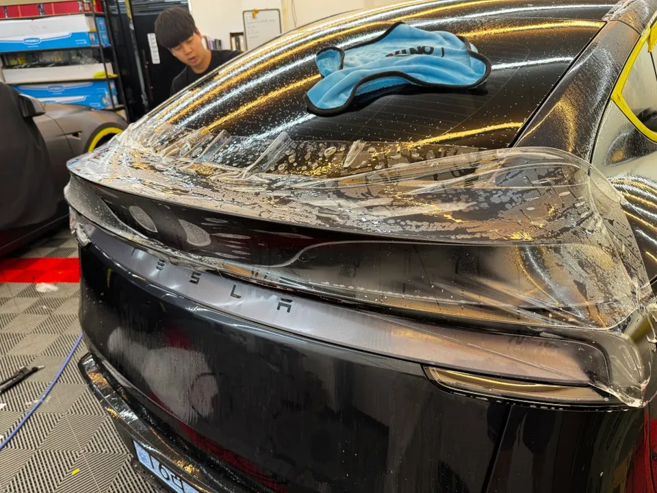 Tesla Model 3のPPF施工事例｜無光フィルムと計器パネル 施工写真 1-3