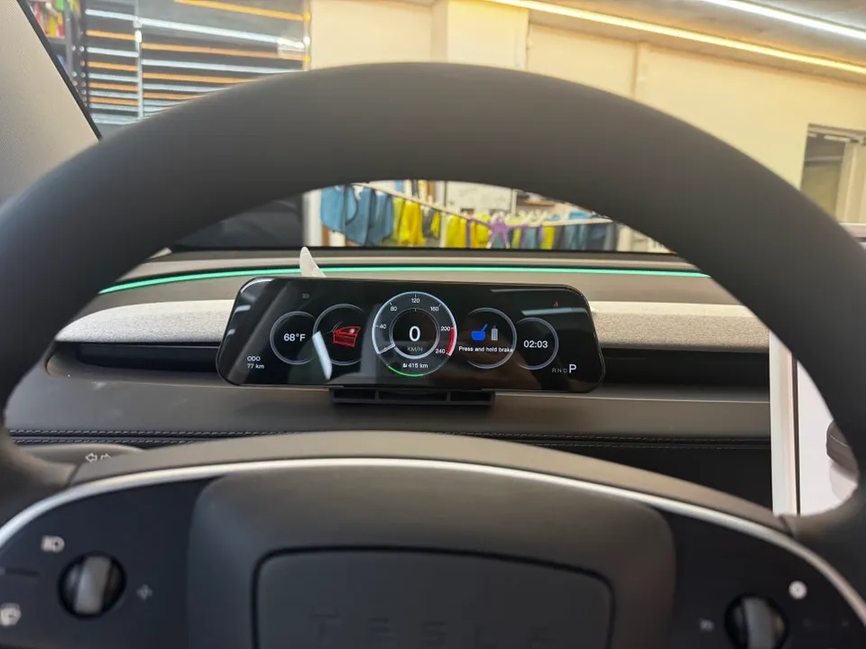 Tesla Model 3のPPF施工事例｜無光フィルムと計器パネル 施工写真 2-3