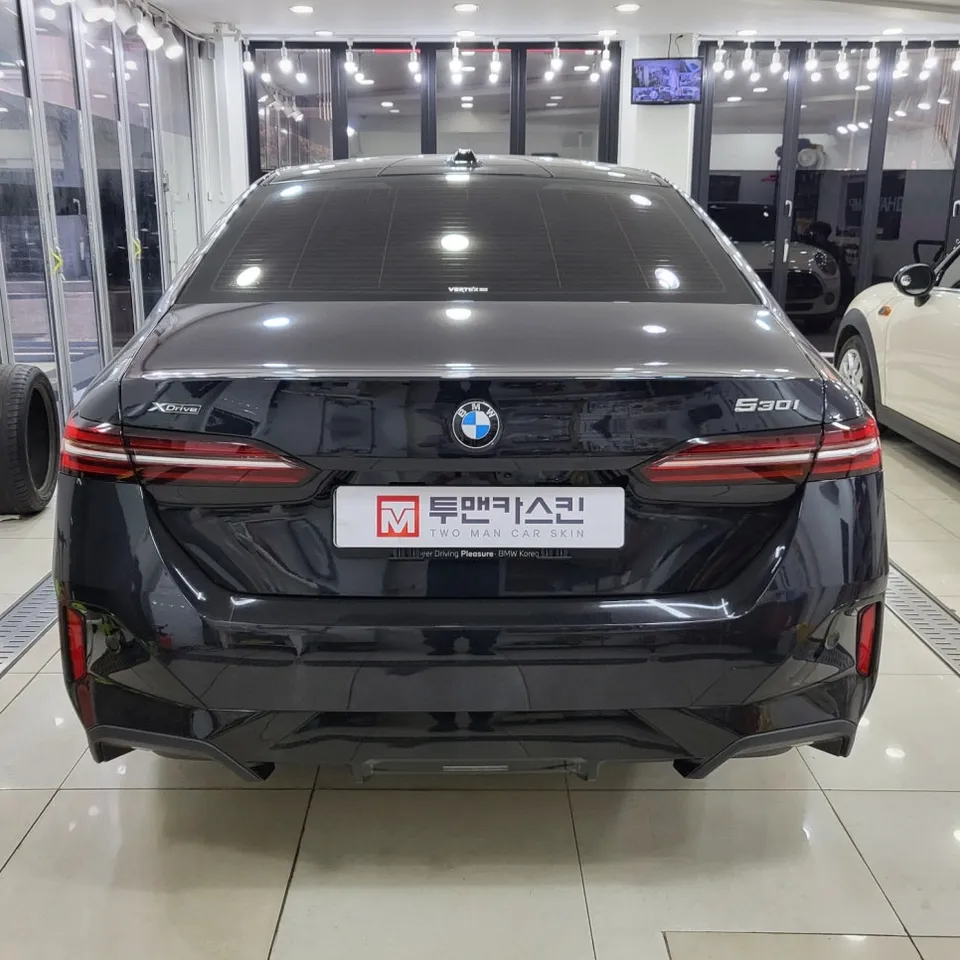 BMW 5 Series G30 PPF施工事例:フロントバンパー保護 施工写真 3-1