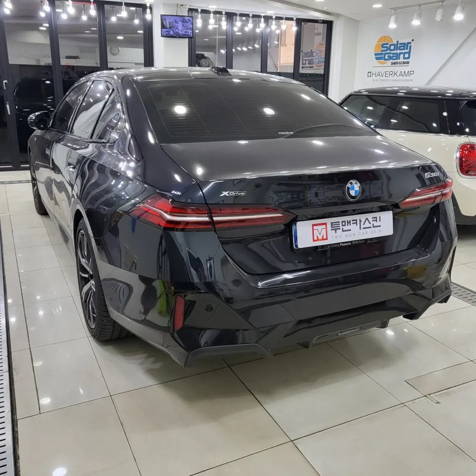 BMW 5 Series G30 PPF施工事例:フロントバンパー保護 施工写真 2-2