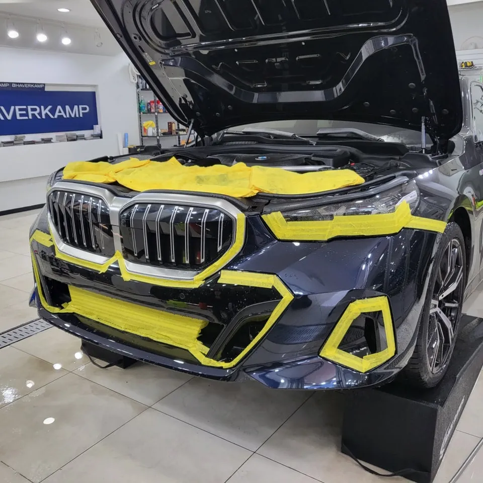 BMW 5 Series G30 PPF施工事例:フロントバンパー保護 施工写真 3-2