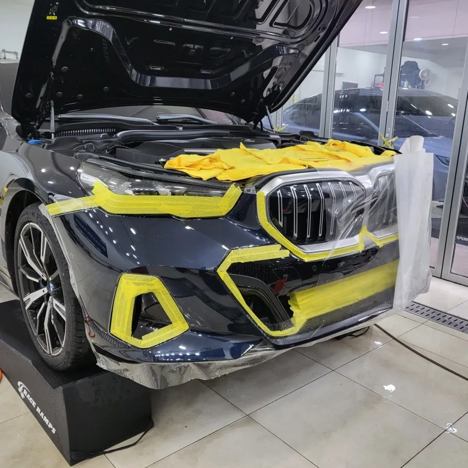 BMW 5 Series G30 PPF施工事例:フロントバンパー保護 施工写真 2-3
