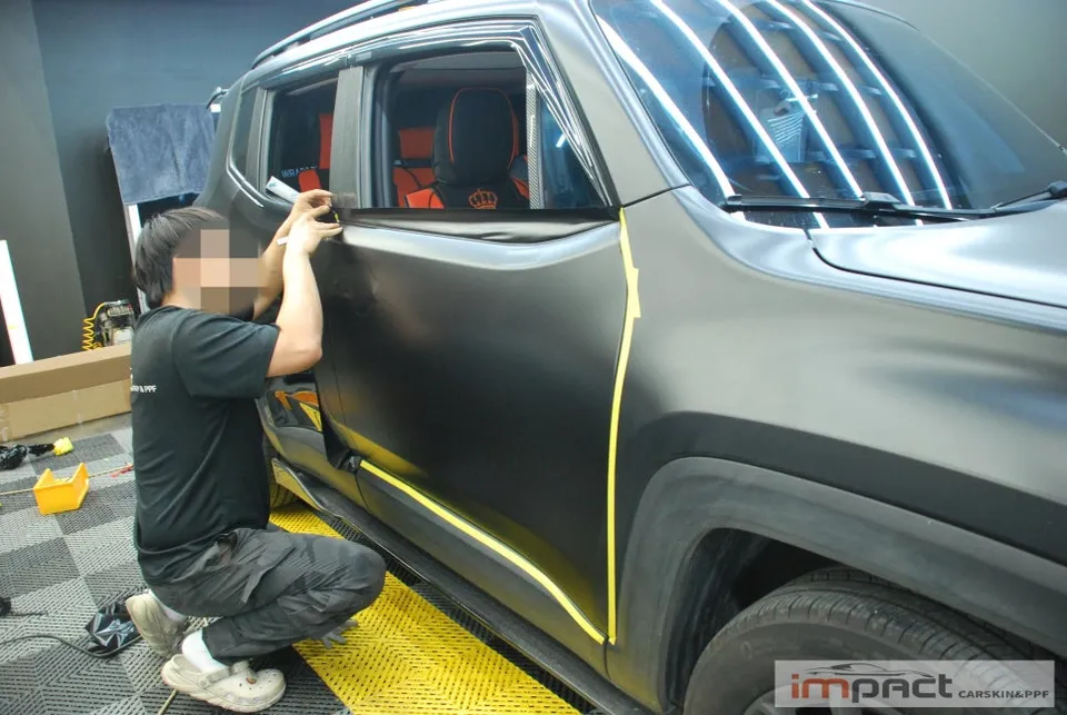 Jeep Renegadeのカーラッピング事例｜サテンブラック部分再施工 施工写真 3-2