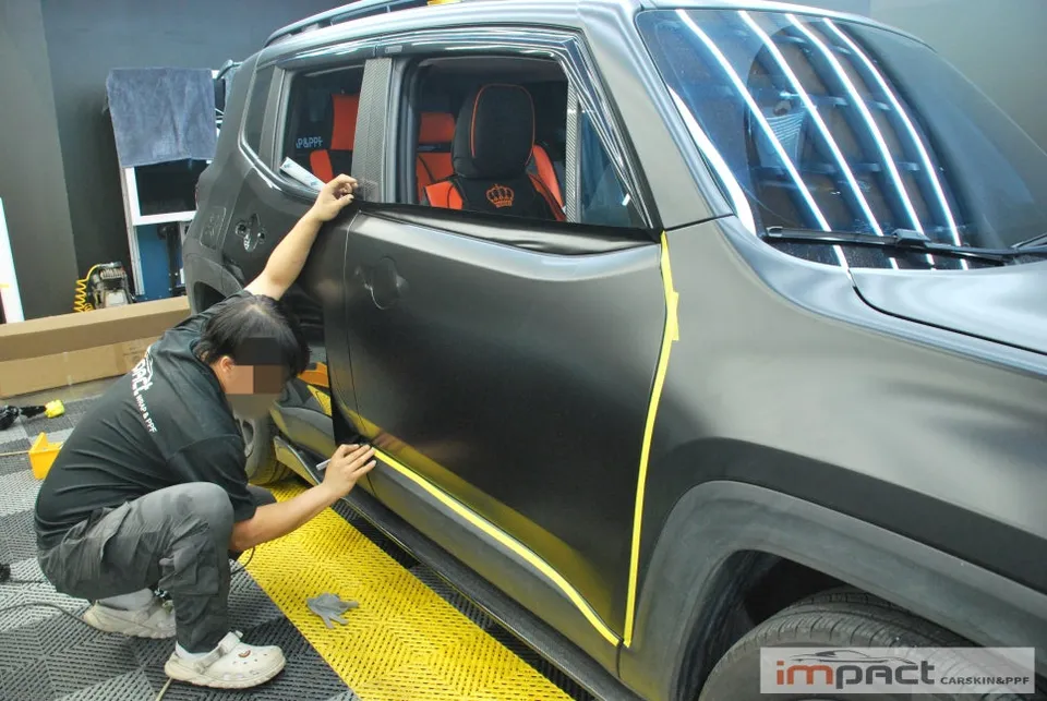 Jeep Renegadeのカーラッピング事例｜サテンブラック部分再施工 施工写真 4-2