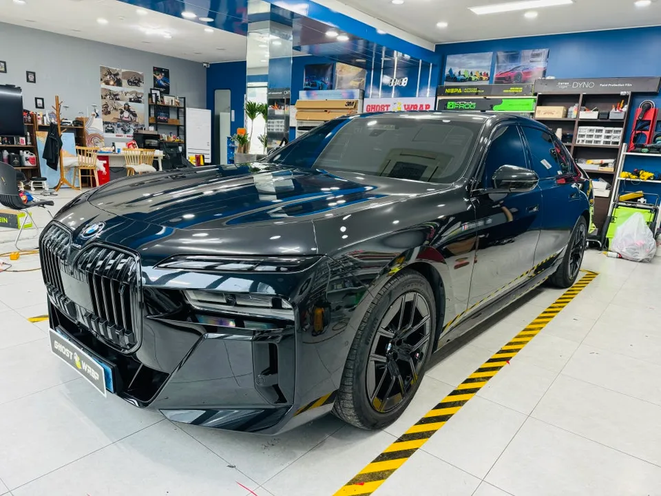 BMW i7のカーラッピング事例|レッド×ブラックのツートン 施工写真 1-1