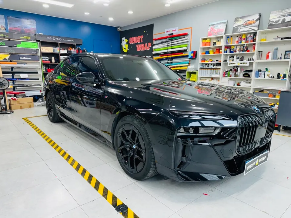 BMW i7のカーラッピング事例|レッド×ブラックのツートン 施工写真 2-1